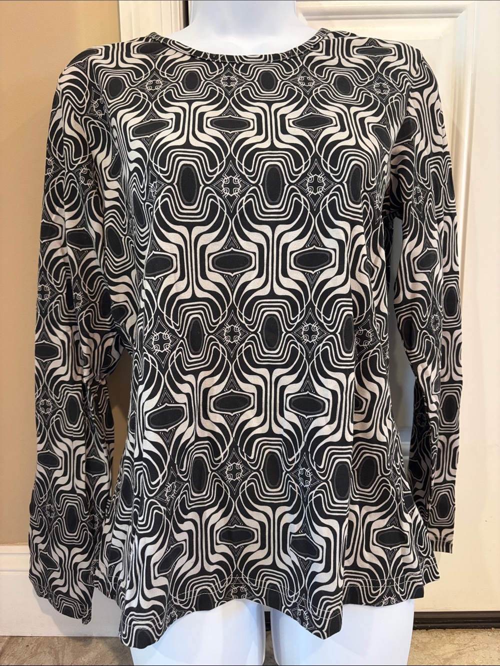 Black & White Geometric Long-Sleeve Tee by City Hearts